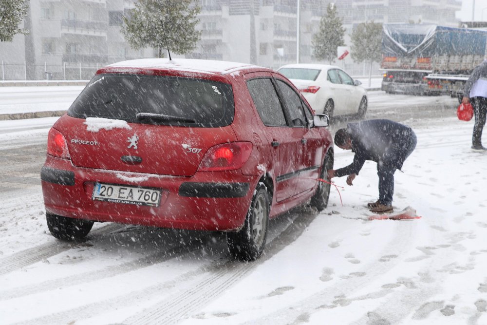 Denizli-Antalya Karayolu, kar nedeniyle ulaşıma kapandı