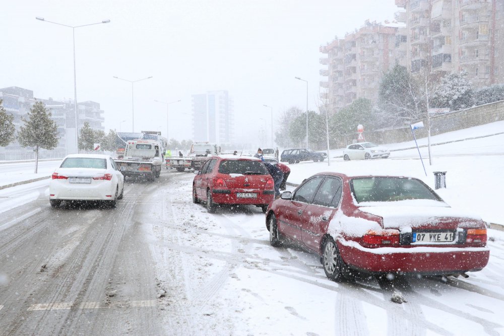 Denizli-Antalya Karayolu, kar nedeniyle ulaşıma kapandı