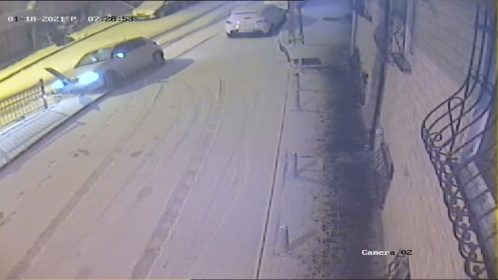 Kâğıthane'de buzlu yolda refüje çarpan araca arkadan gelen araç çarptı