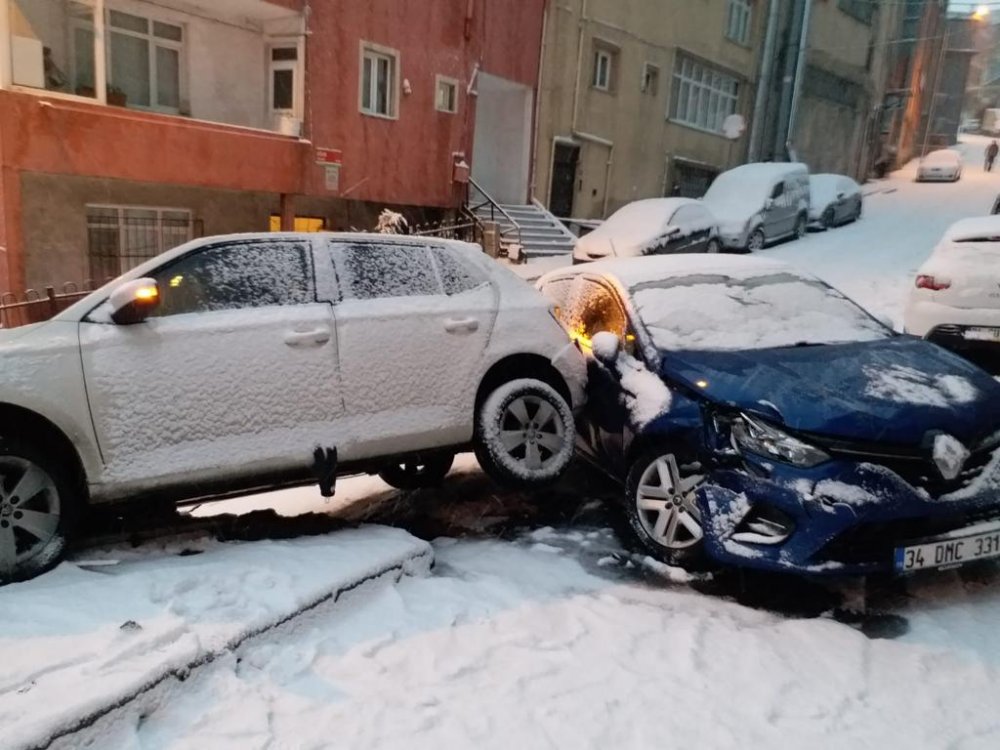 Kâğıthane'de buzlu yolda refüje çarpan araca arkadan gelen araç çarptı