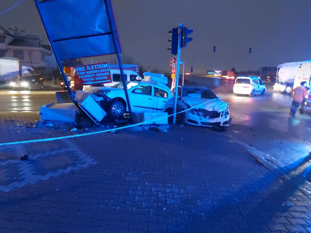 Konya'da iki otomobilin çarpıştığı kaza kamerada