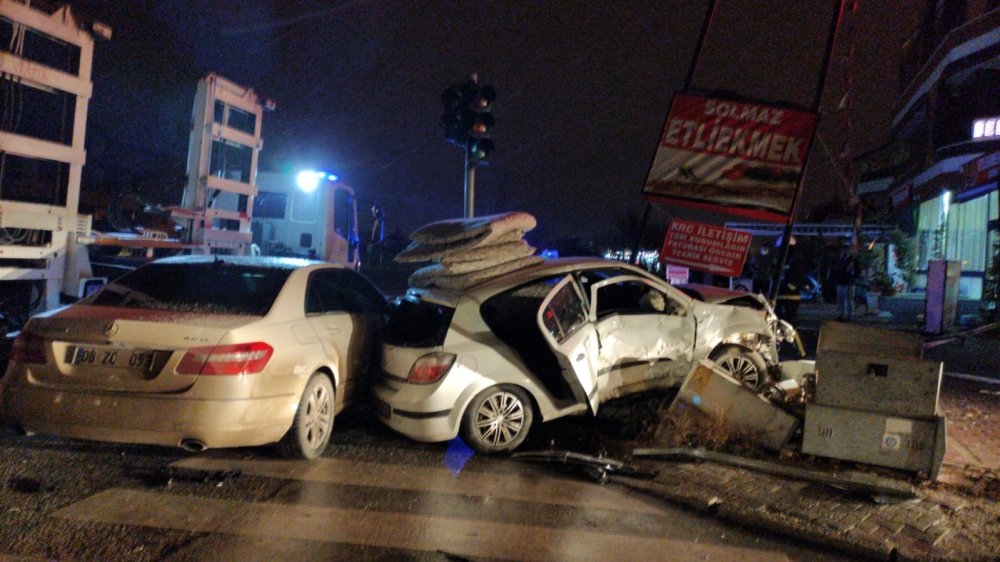 Konya'da iki otomobilin çarpıştığı kaza kamerada