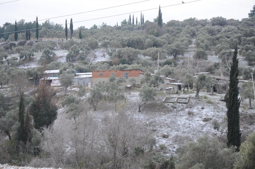 Kuşadası'na 6 yıl sonra kar yağdı