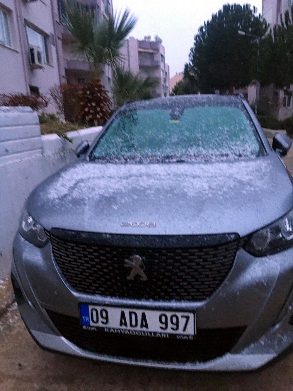 Kuşadası'na 6 yıl sonra kar yağdı