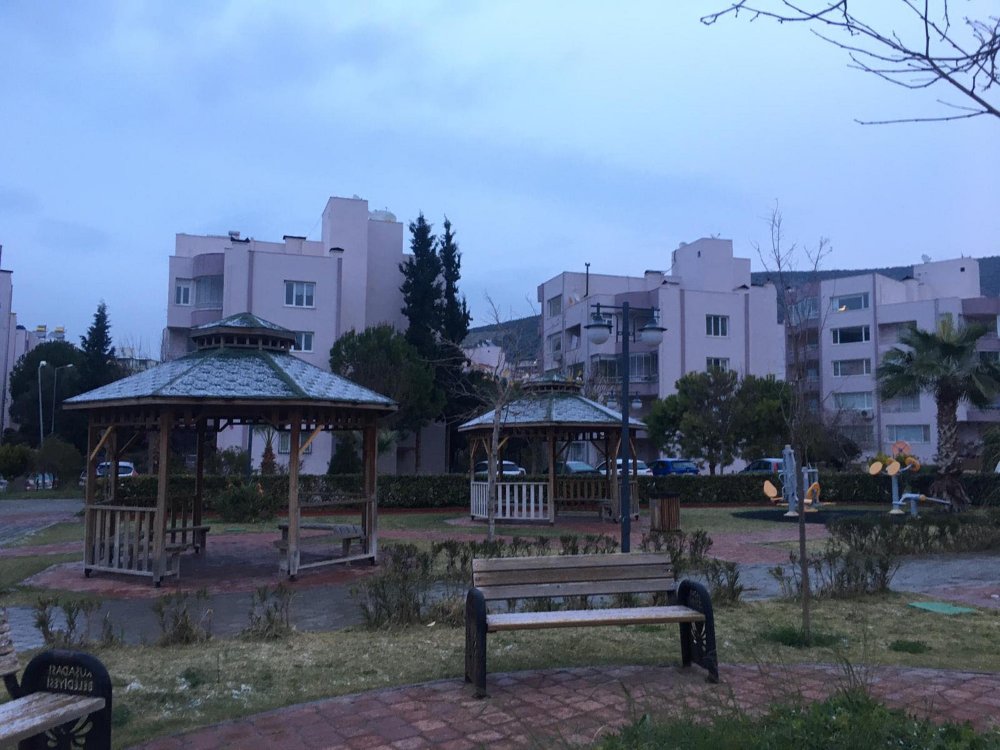 Kuşadası'na 6 yıl sonra kar yağdı