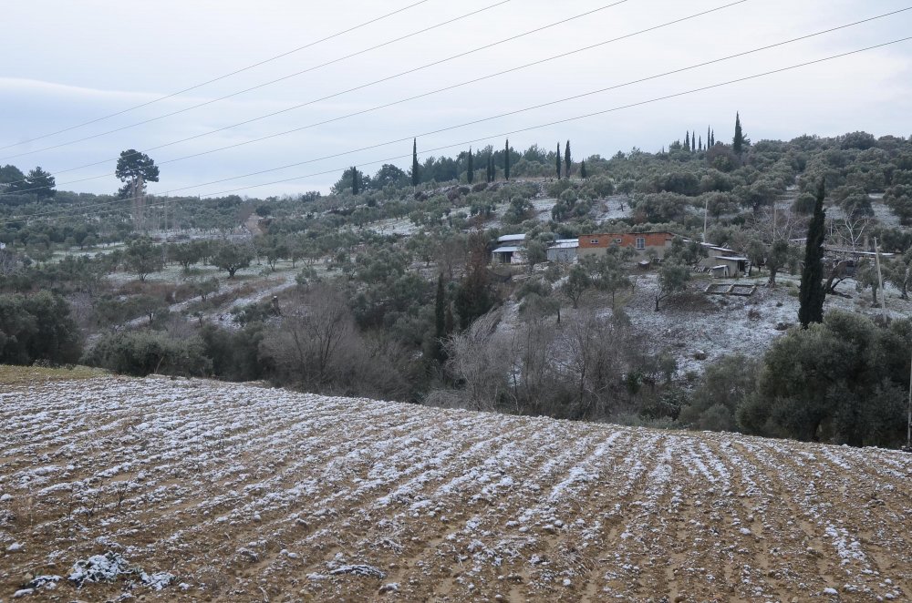 Kuşadası'na 6 yıl sonra kar yağdı