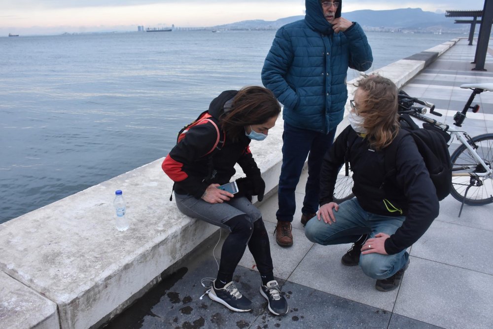 Sabah yürüyüşüne çıkan 2 kadına sokak köpekleri saldırdı; Biri denize atlayarak, diğeri vatandaşların yardımıyla kurtuldu