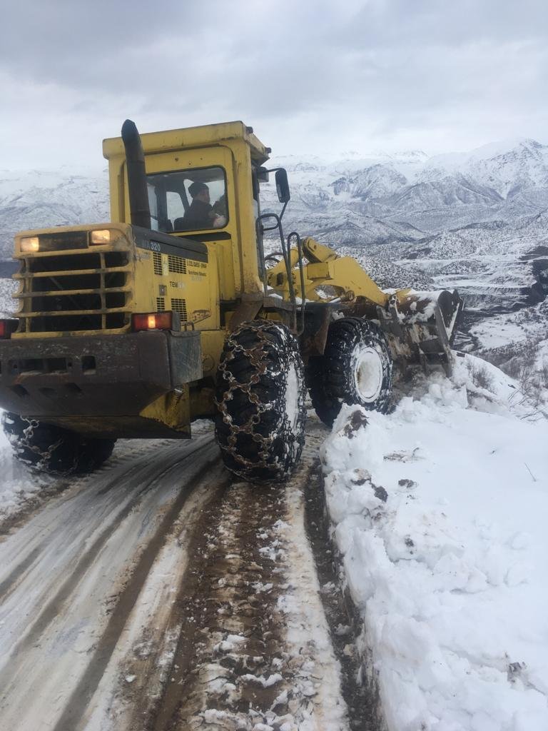 Şırnak'ta 17 köy ve 5 mezra yolu kardan kapandı