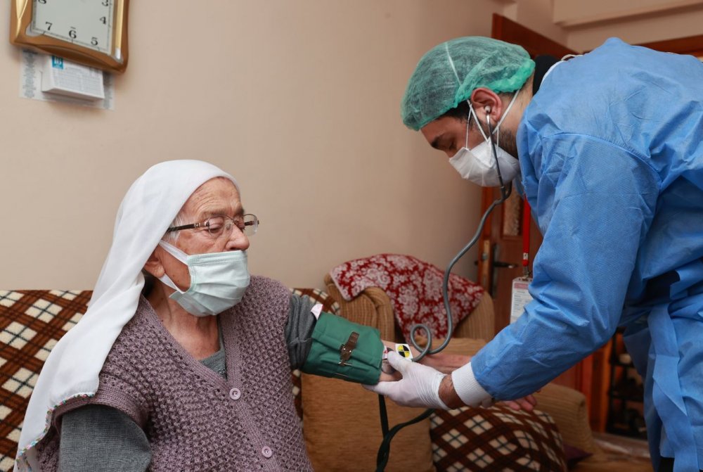 90 yaş üzeri vatandaşlar evlerinde aşılanmaya başlandı