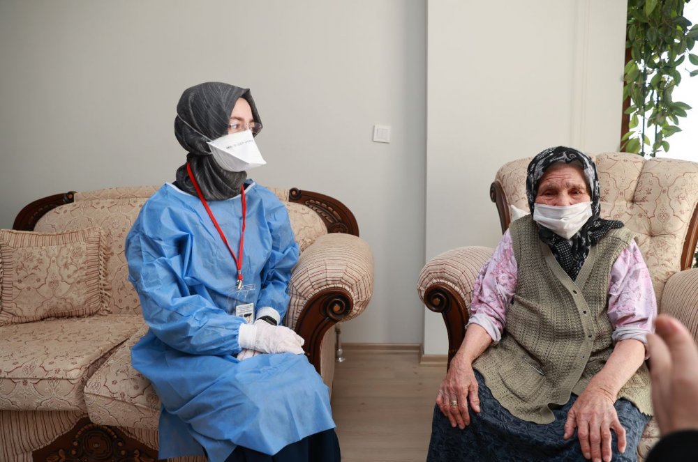 90 yaş üzeri vatandaşlar evlerinde aşılanmaya başlandı