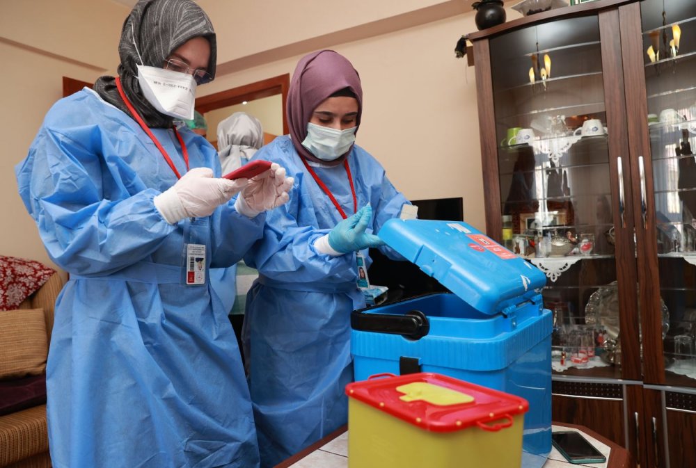 90 yaş üzeri vatandaşlar evlerinde aşılanmaya başlandı