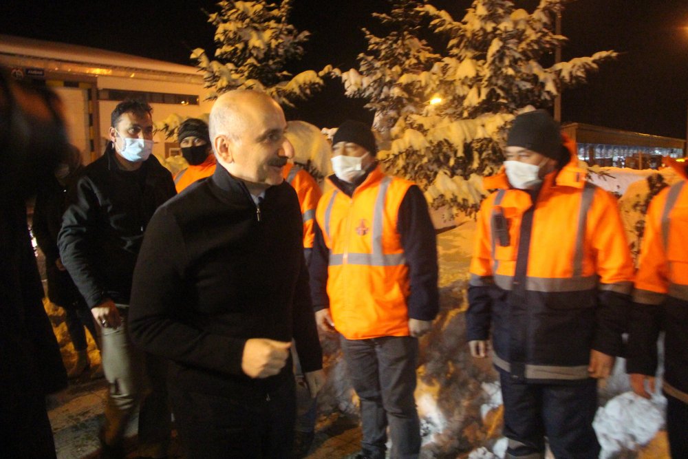 Bakan Karaismailoğlu: Yolları açık tutmak için özveriyle çalışan bir ekibimiz var