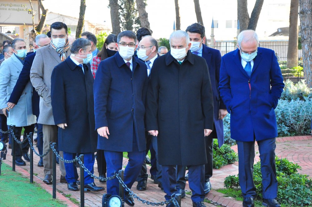 Binali Yıldırım, Manisa Valisi Karadeniz'i ziyaret etti