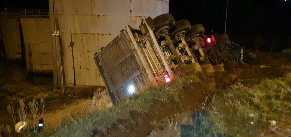 Bursa-Yalova karayolunda buzlanma nedeniyle TIR şarampole uçtu