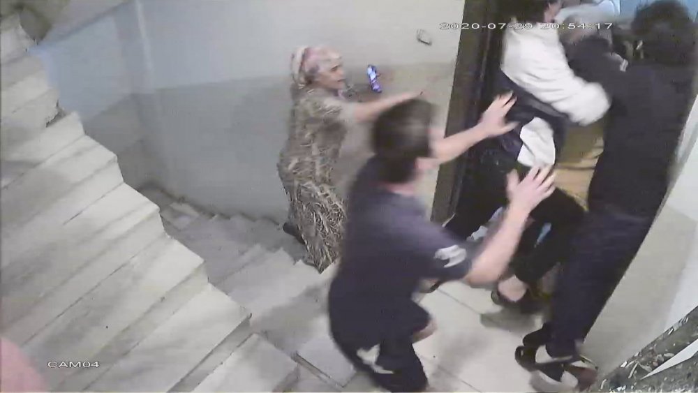 EVİNDE SALDIRIYA UĞRADI SALDIRGANLAR SERBEST: Yatak odama kadar girip beni dışarı çektiler, kızımı savurdular. Kızım pencereye çıkıp "Annemi öldürüyorlar" diye bağırdı.