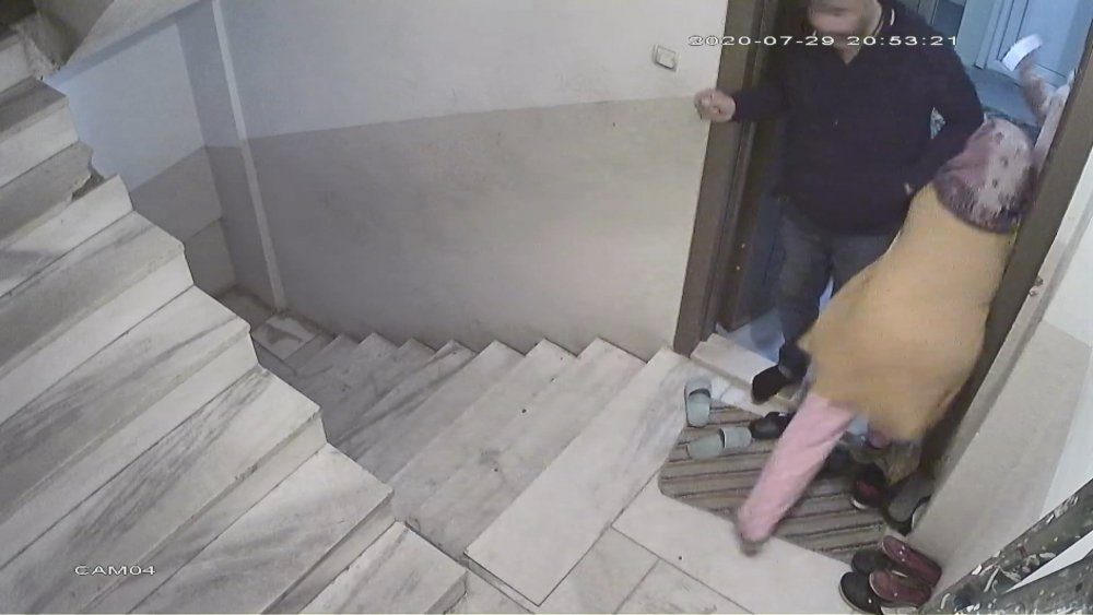 EVİNDE SALDIRIYA UĞRADI SALDIRGANLAR SERBEST: Yatak odama kadar girip beni dışarı çektiler, kızımı savurdular. Kızım pencereye çıkıp "Annemi öldürüyorlar" diye bağırdı.