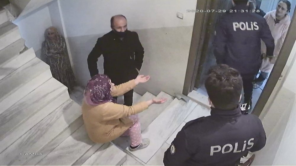 EVİNDE SALDIRIYA UĞRADI SALDIRGANLAR SERBEST: Yatak odama kadar girip beni dışarı çektiler, kızımı savurdular. Kızım pencereye çıkıp "Annemi öldürüyorlar" diye bağırdı.