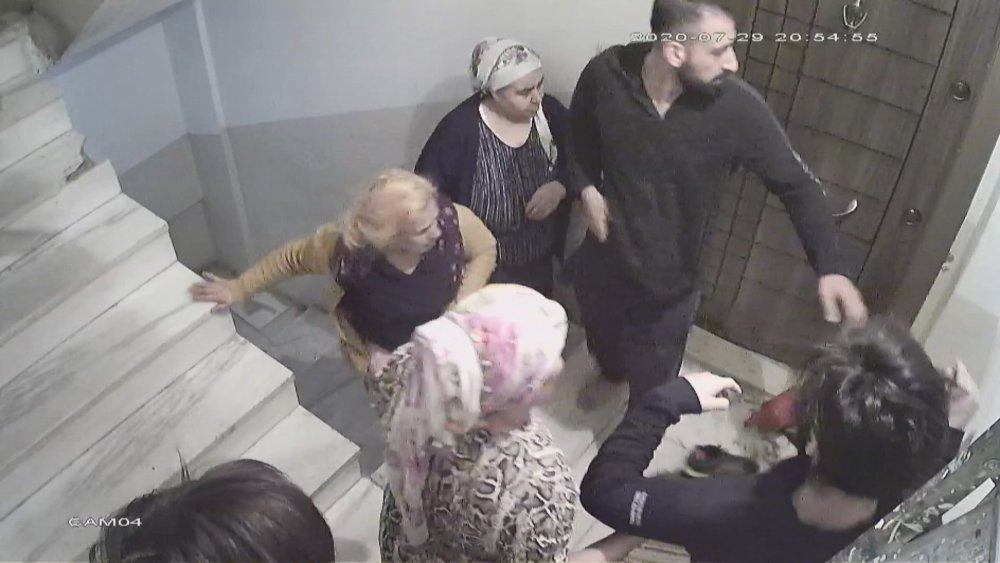 EVİNDE SALDIRIYA UĞRADI SALDIRGANLAR SERBEST: Yatak odama kadar girip beni dışarı çektiler, kızımı savurdular. Kızım pencereye çıkıp "Annemi öldürüyorlar" diye bağırdı.