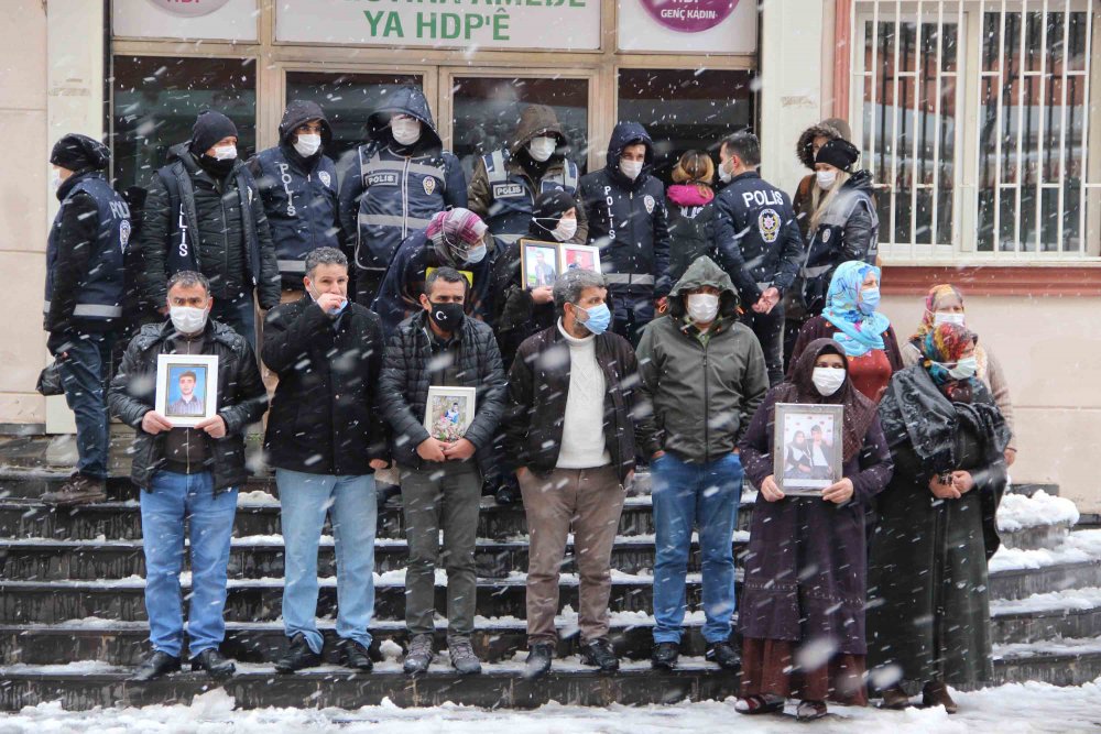 Evlat nöbetindeki aileler, 505'inci günde kar yağışı altında eylemde