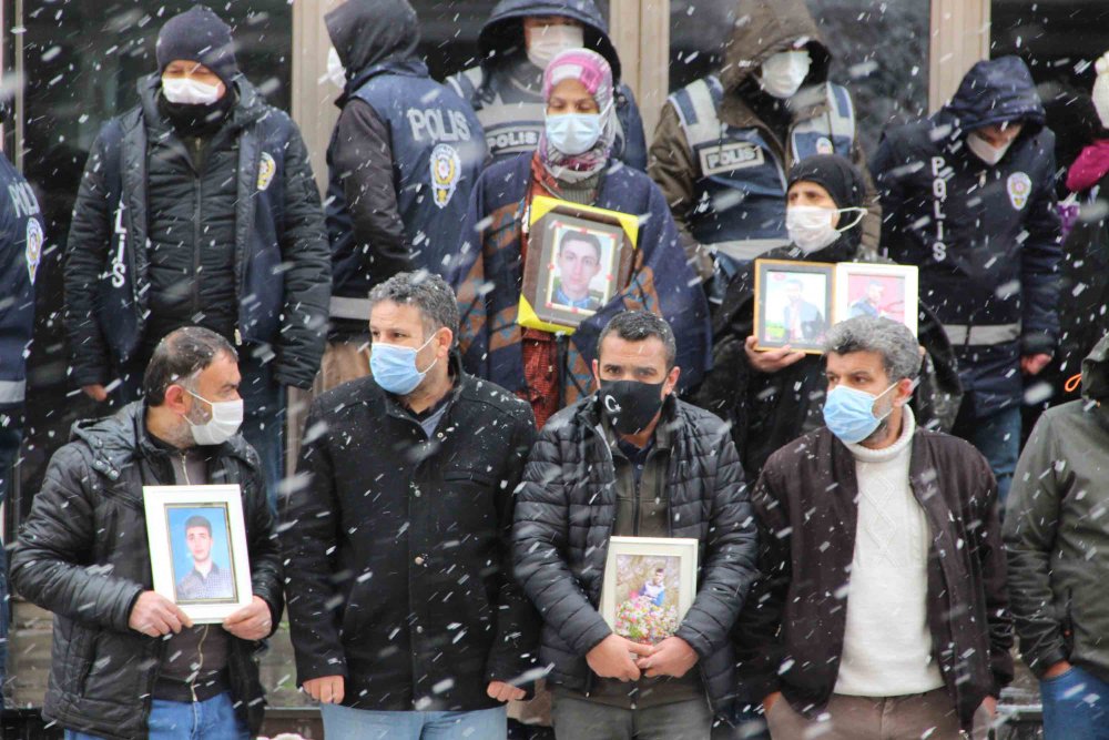 Evlat nöbetindeki aileler, 505'inci günde kar yağışı altında eylemde