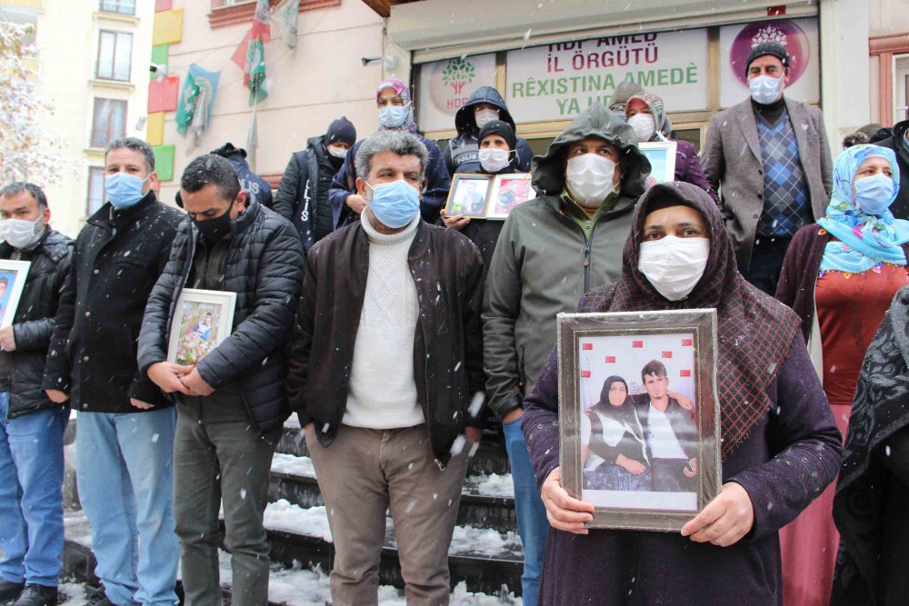 Evlat nöbetindeki aileler, 505'inci günde kar yağışı altında eylemde