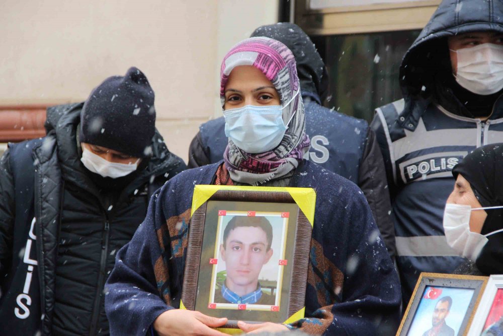 Evlat nöbetindeki aileler, 505'inci günde kar yağışı altında eylemde