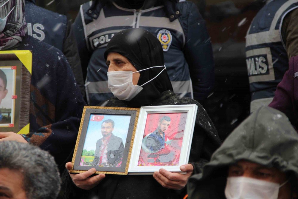 Evlat nöbetindeki aileler, 505'inci günde kar yağışı altında eylemde