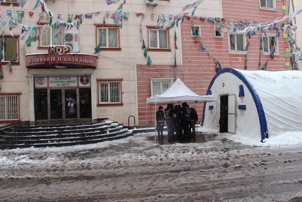 Evlat nöbetindeki aileler, 505'inci günde kar yağışı altında eylemde