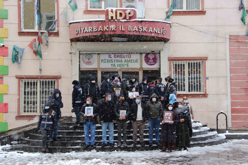 Evlat nöbetindeki aileler, 505'inci günde kar yağışı altında eylemde