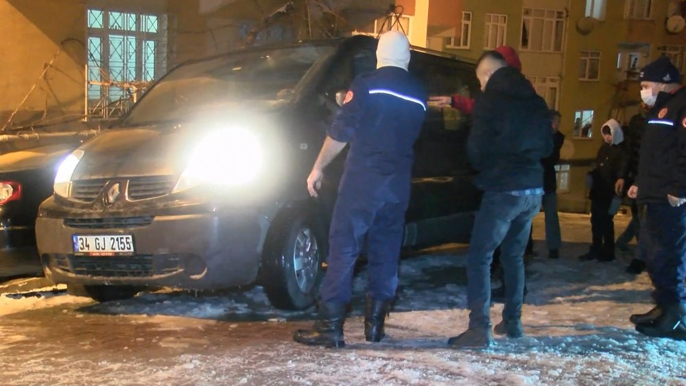 Kağıthane'de buzlu yolda kalan aracı itfaiye kurtardı