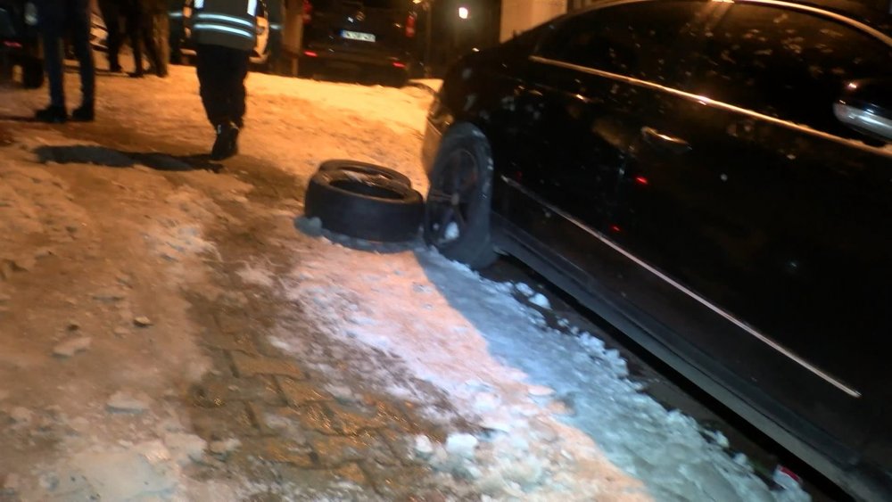 Kağıthane'de buzlu yolda kalan aracı itfaiye kurtardı