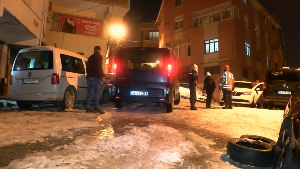 Kağıthane'de buzlu yolda kalan aracı itfaiye kurtardı