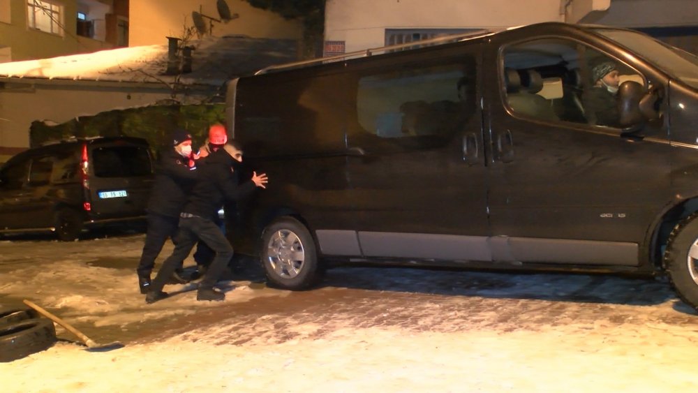 Kağıthane'de buzlu yolda kalan aracı itfaiye kurtardı