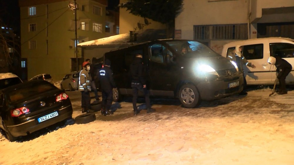 Kağıthane'de buzlu yolda kalan aracı itfaiye kurtardı