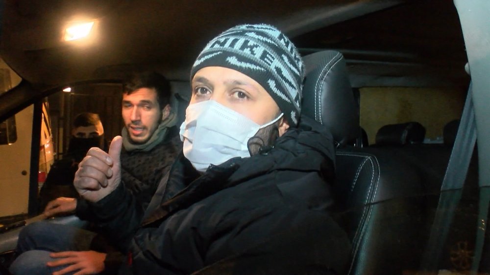 Kağıthane'de buzlu yolda kalan aracı itfaiye kurtardı