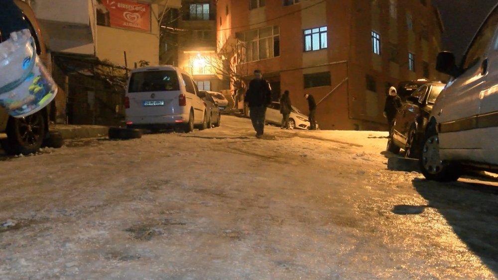 Kağıthane'de buzlu yolda kalan aracı itfaiye kurtardı