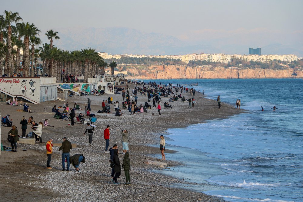Ocak ayında Antalya'da 'deniz ve güneş' keyfi
