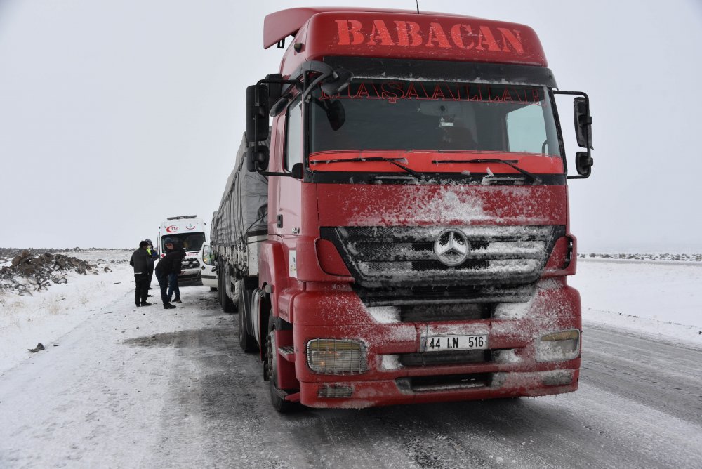 Siverek’te hafif ticari araç, TIR'a arkadan çarptı