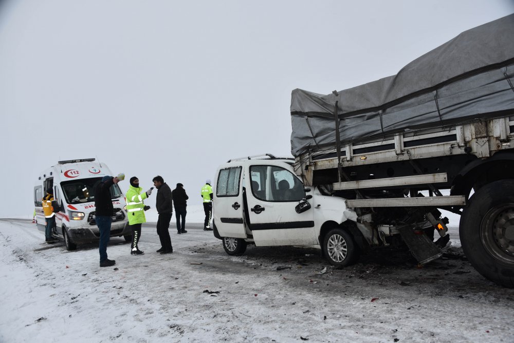 Siverek’te hafif ticari araç, TIR'a arkadan çarptı