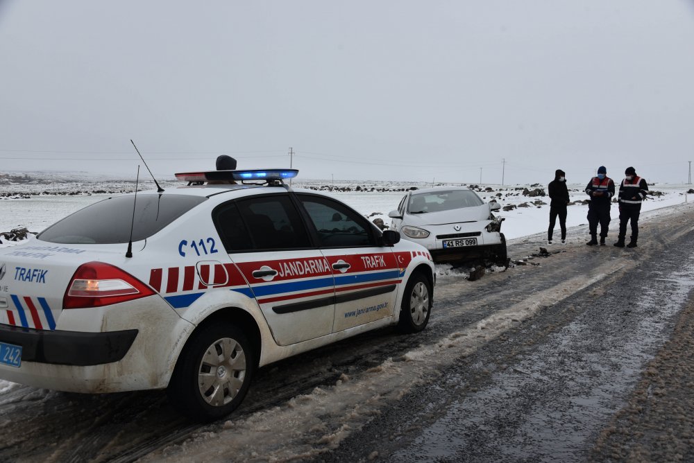 Siverek’te hafif ticari araç, TIR'a arkadan çarptı