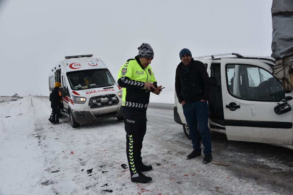 Siverek’te hafif ticari araç, TIR'a arkadan çarptı
