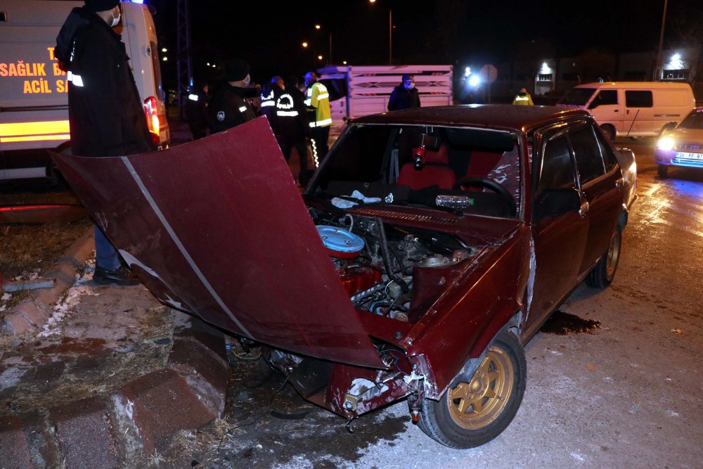 Sivil polis aracı ile otomobil çarpıştı: 1 yaralı