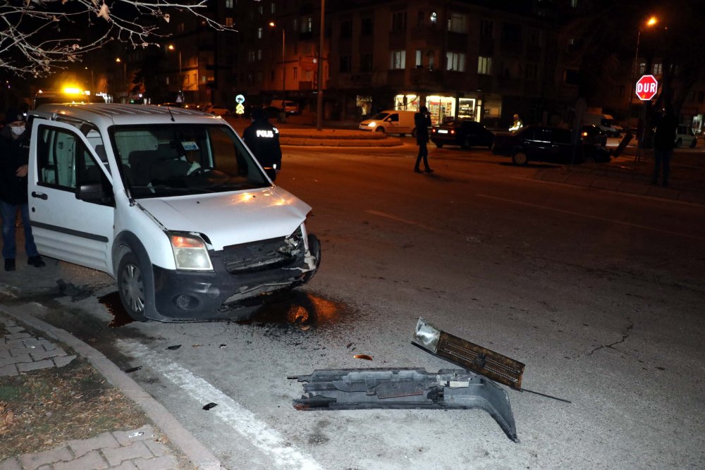 Sivil polis aracı ile otomobil çarpıştı: 1 yaralı
