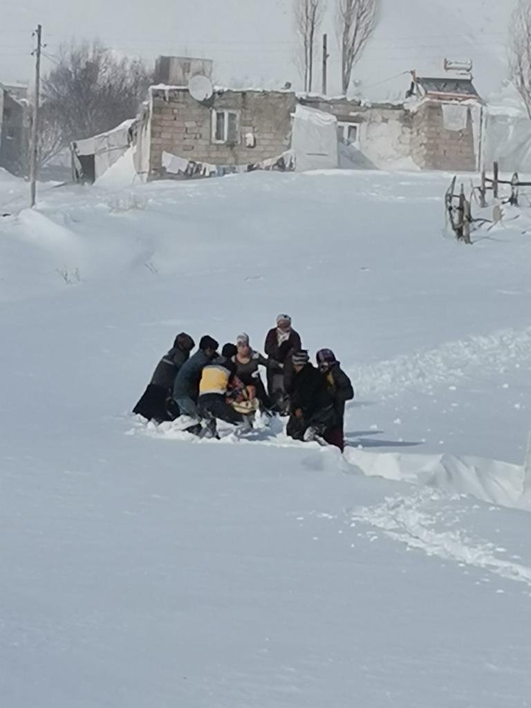 75 yaşındaki hasta, karlı yolda ambulansa kızakla taşındı