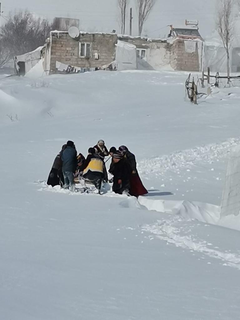 75 yaşındaki hasta, karlı yolda ambulansa kızakla taşındı
