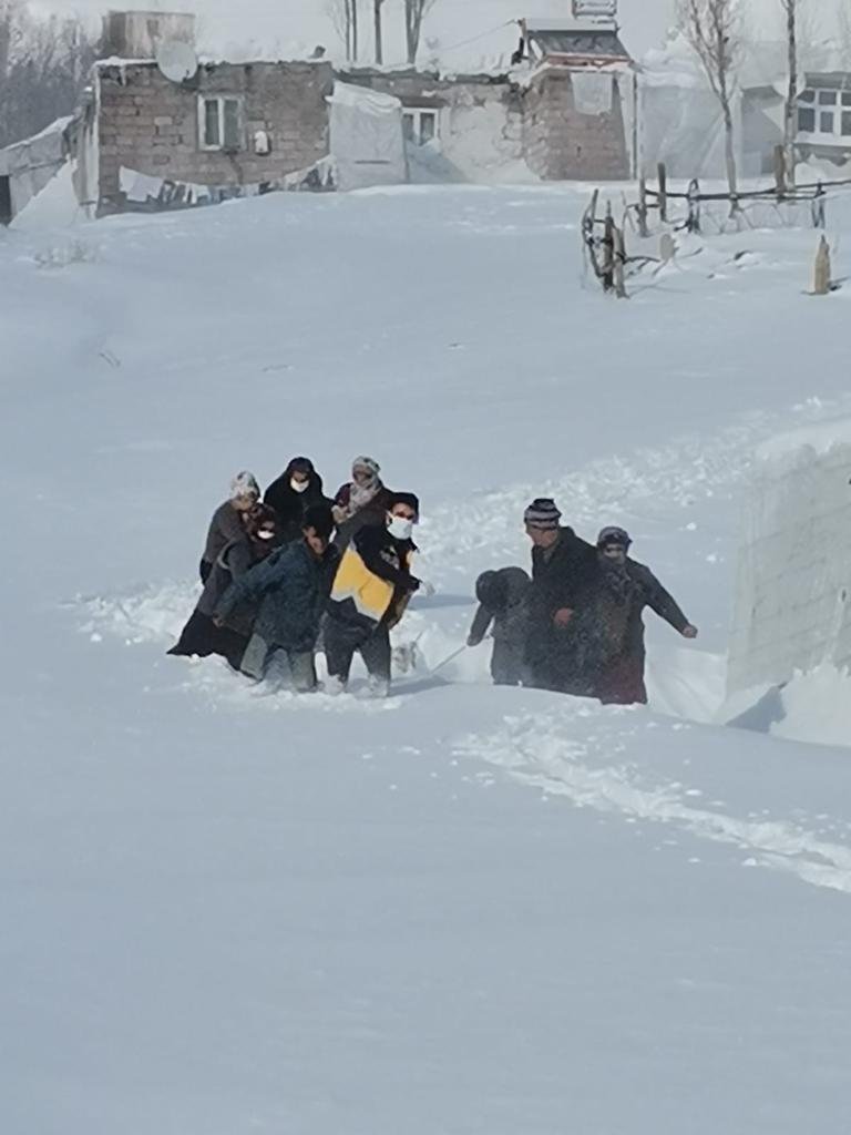 75 yaşındaki hasta, karlı yolda ambulansa kızakla taşındı