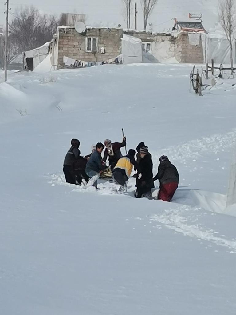 75 yaşındaki hasta, karlı yolda ambulansa kızakla taşındı