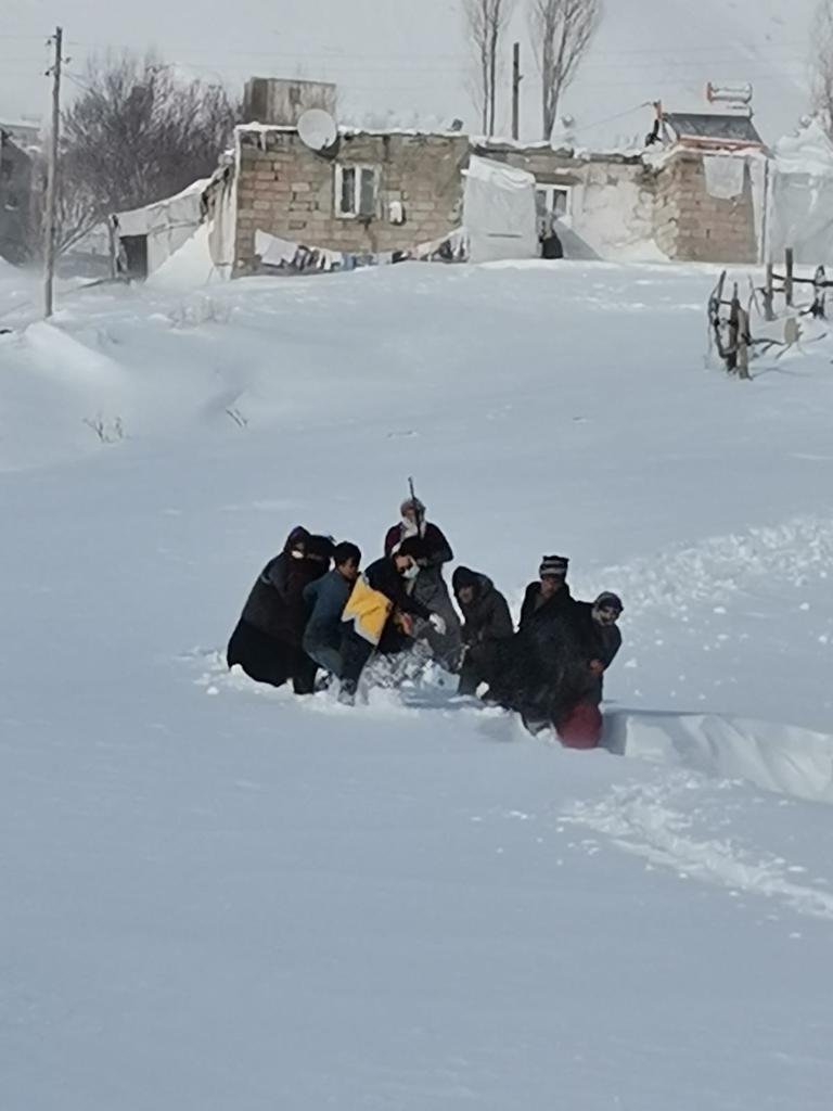 75 yaşındaki hasta, karlı yolda ambulansa kızakla taşındı