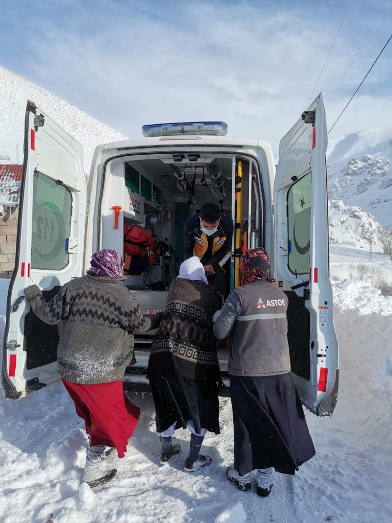 75 yaşındaki hasta, karlı yolda ambulansa kızakla taşındı