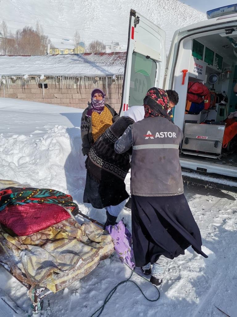 75 yaşındaki hasta, karlı yolda ambulansa kızakla taşındı